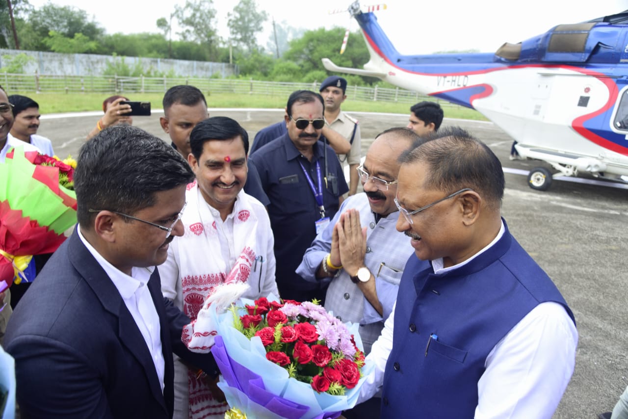 बिलासपुर आगमन पर राज्यपाल रमेन डेका और मुख्यमंत्री विष्णु देव साय का हेलीपैड पर भव्य स्वागत