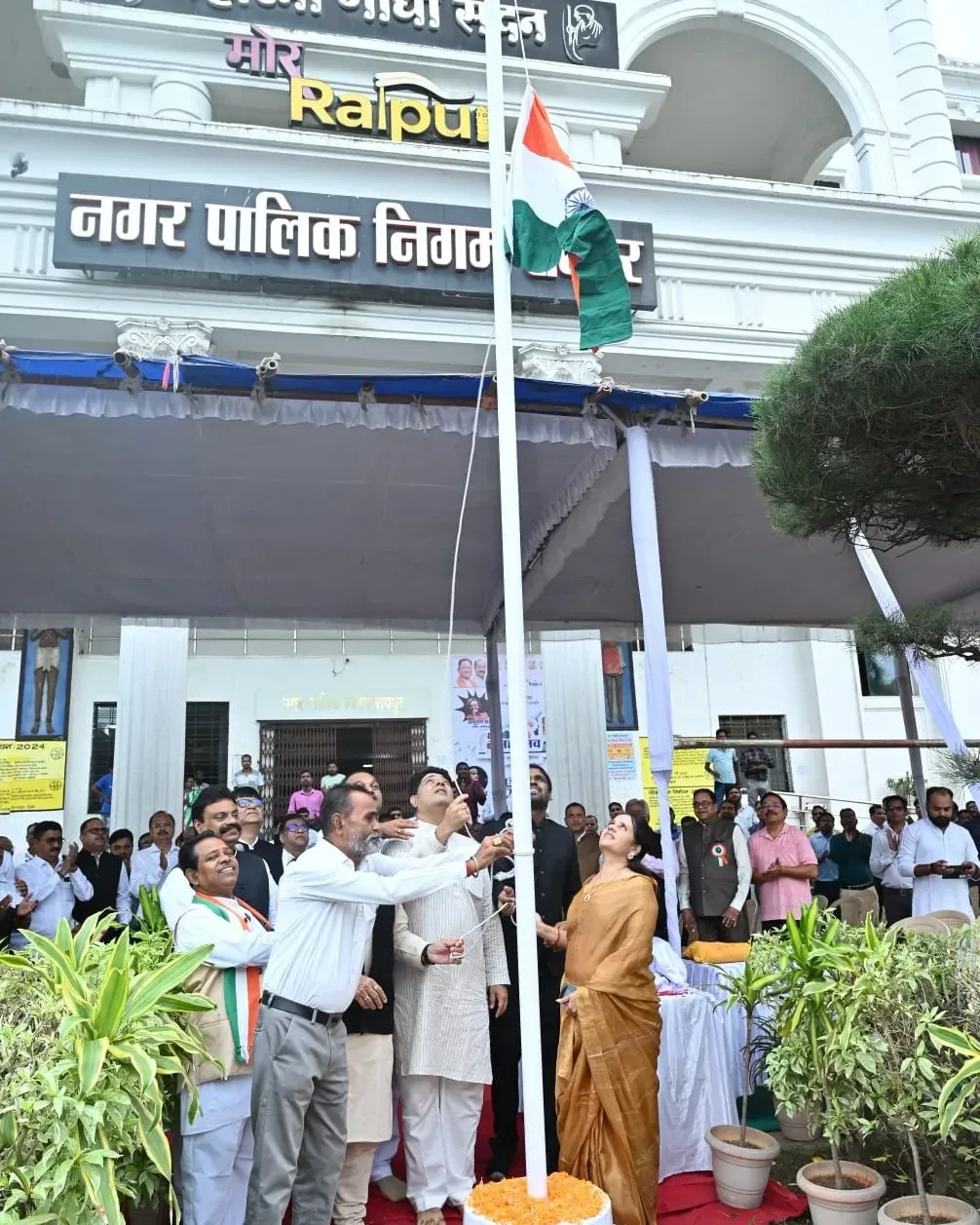 स्वतंत्रता दिवस पर महापौर ढेबर ने नगर निगम मुख्यालय में किया ध्वजारोहण