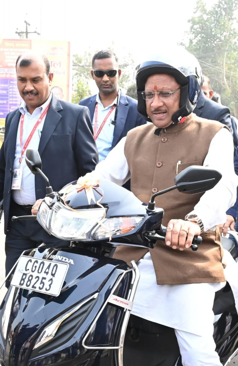 वाहन चलाते समय यातायात नियमों का करें अवश्य पालन - मुख्यमंत्री श्री साय 3 मुख्यमंत्री श्री साय ने हेलमेट लगाकर चलायी बाईक: सड़क सुरक्षा का दिया संदेश