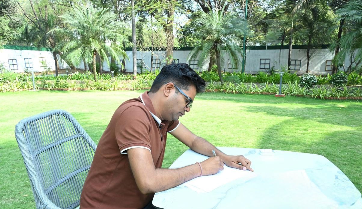 छत्तीसगढ़ में पहली बार हस्तलिखित बजट पेश, वित्त मंत्री ओपी चौधरी ने किए हस्ताक्षर 3 वित्त मंत्री ओपी चौधरी