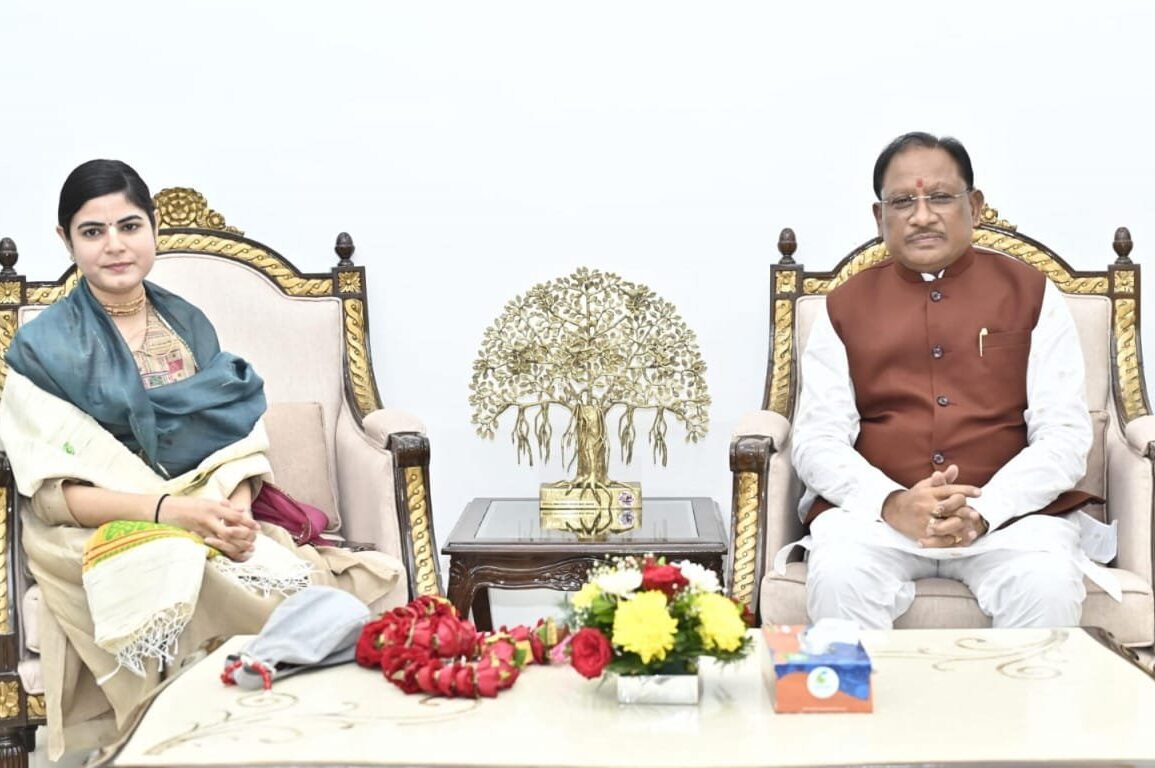 मुख्यमंत्री विष्णु देव साय से प्रसिद्ध कथावाचक देवी चित्रलेखा की सौजन्य भेंट