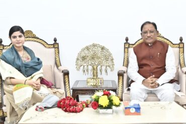 मुख्यमंत्री विष्णु देव साय से प्रसिद्ध कथावाचक देवी चित्रलेखा की सौजन्य भेंट