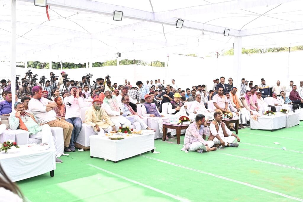 छत्तीसगढ़ विधानसभा में होली की धूम: विधानसभा अध्यक्ष, मुख्यमंत्री व विधायकों ने खेली रंगों की होली 3 छत्तीसगढ़ विधानसभा में होली की धूम: विधानसभा अध्यक्ष, मुख्यमंत्री व विधायकों ने खेली रंगों की होली