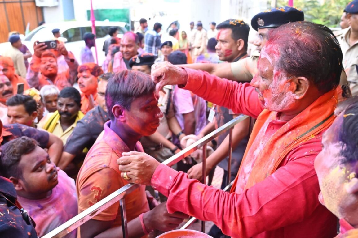 मुख्यमंत्री विष्णुदेव साय ने गृह ग्राम बगिया में ग्रामीणों संग मनाई होली, जशपुर में सनातन समाज के अनुष्ठान में हुए शामिल