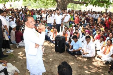 सुशासन तिहार: पेंड्रा के पास अचानक उतरा सीएम का हेलीकॉप्टर, स्कूल की मरम्मत और मिनी स्टेडियम की घोषणा