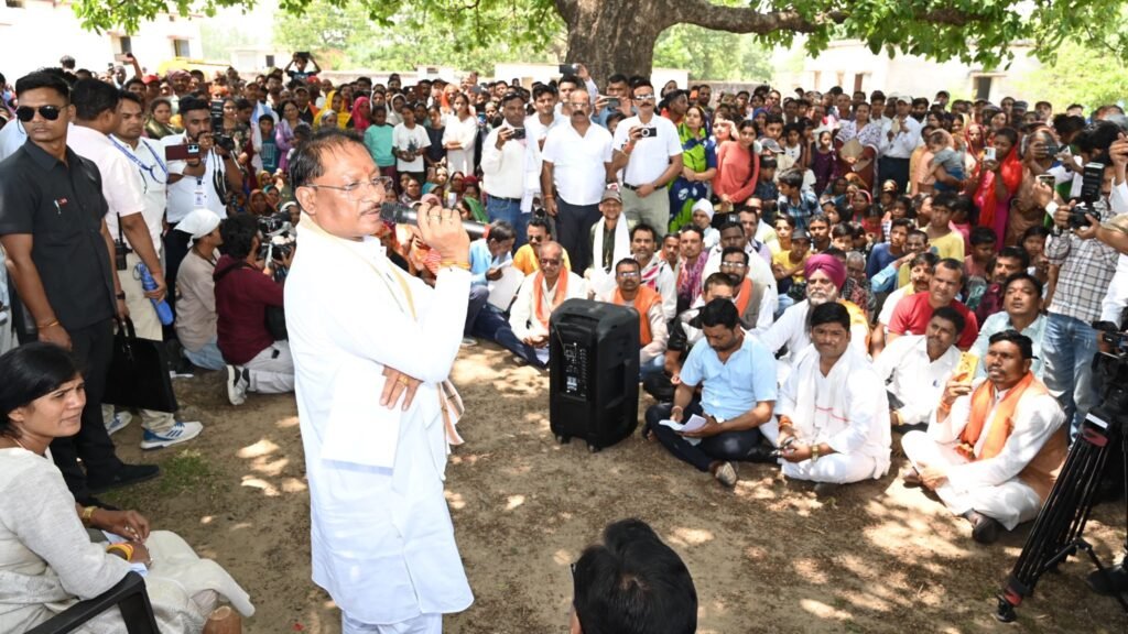 सुशासन तिहार: पेंड्रा के पास अचानक उतरा सीएम का हेलीकॉप्टर, स्कूल की मरम्मत और मिनी स्टेडियम की घोषणा