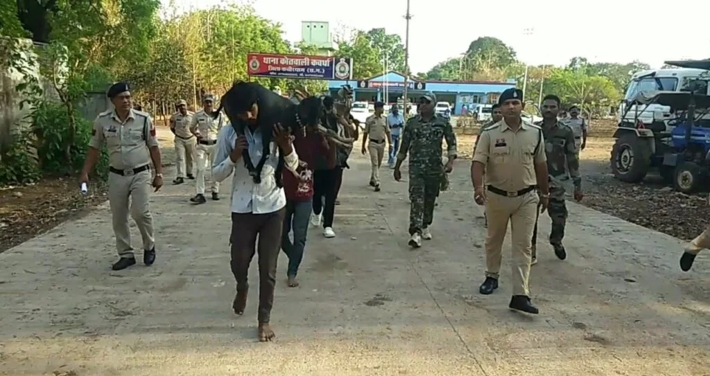 गाड़ी में बकरी, सिर पर चोरी – कबीरधाम की अनोखी कहानी: 80 से ज़्यादा बकरियाँ चुराने वाले बकरी चोर गिरोह का पर्दाफाश, 7 गिरफ्तार 3 गाड़ी में बकरी, सिर पर चोरी – कबीरधाम की अनोखी कहानी: 80 से ज़्यादा बकरियाँ चुराने वाले बकरी चोर गिरोह का पर्दाफाश, 7 गिरफ्तार