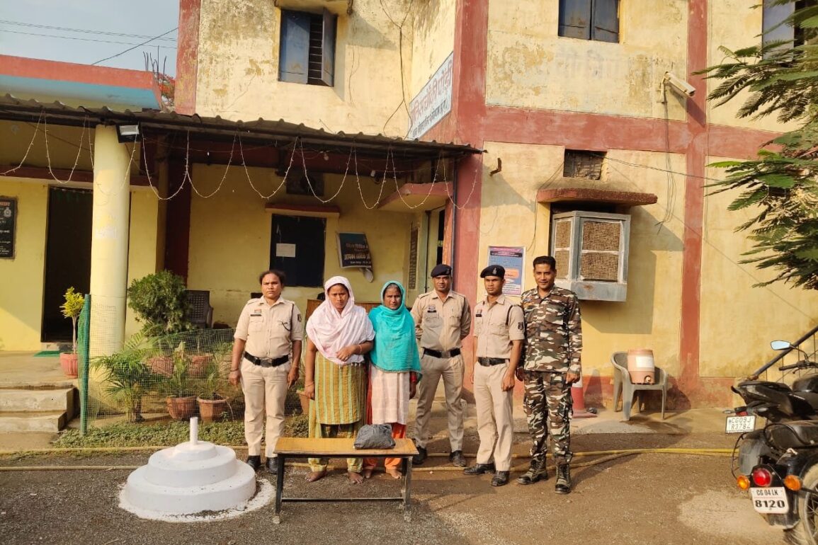 दो महिला गांजा तस्कर गिरफ्तार, 370 ग्राम गांजा बरामद