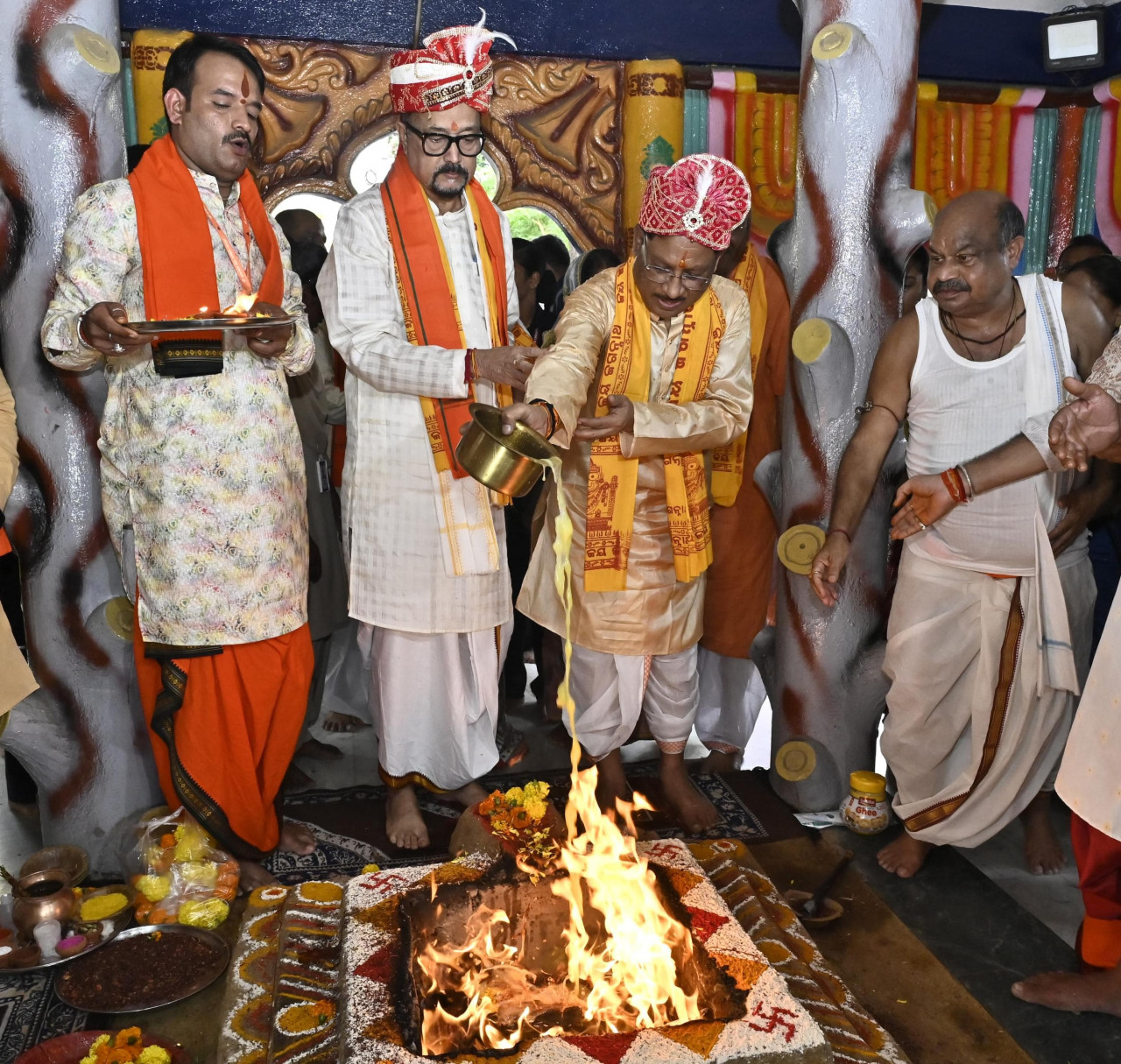 राज्यपाल रमेन डेका और मुख्यमंत्री विष्णु देव साय ने निभाई 'छेरापहरा' की परंपरा, रथयात्रा महोत्सव में हुए शामिल 3 राज्यपाल रमेन डेका और मुख्यमंत्री विष्णु देव साय ने निभाई 'छेरापहरा' की परंपरा, रथयात्रा महोत्सव में हुए शामिल