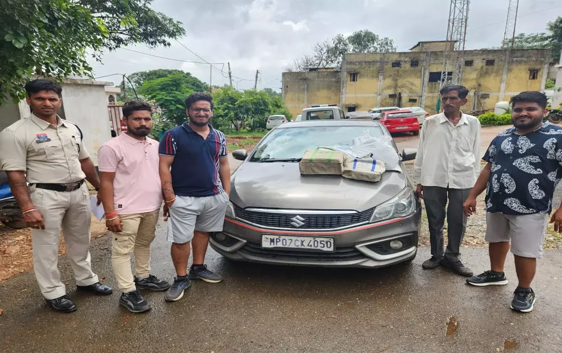 कवर्धा में बड़ी कार्रवाई: आगरा से रायपुर ला रहे थे 38 किलो चांदी, चिल्फी में कार समेत चार आरोपी गिरफ्तार