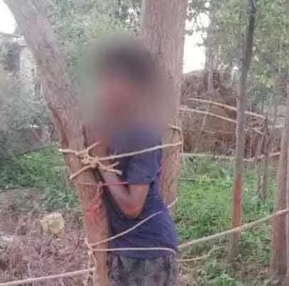 नाबालिग बालक से मारपीट का वीडियो वायरल, ग्रामीण ने खेत में नुकसान का लगाया आरोप