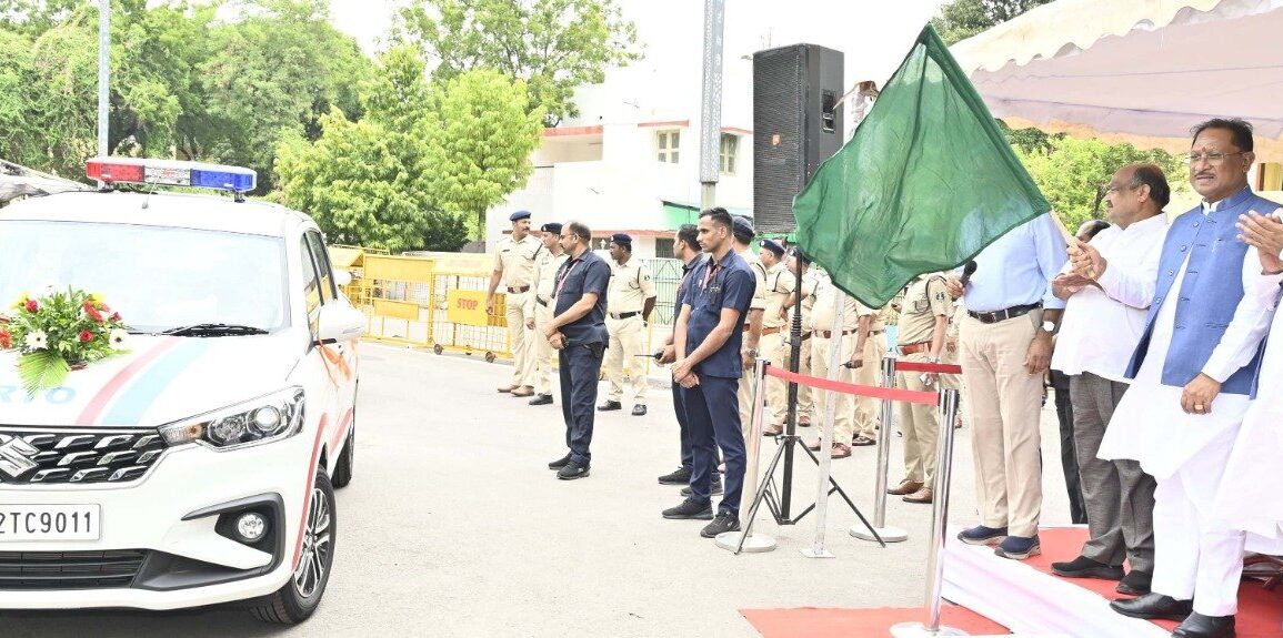 मुख्यमंत्री ने परिवहन सुरक्षा बेड़े में शामिल 48 वाहनों को झंडी दिखाकर किया रवाना, कर्मियों को सौंपी वाहनों की चाबी