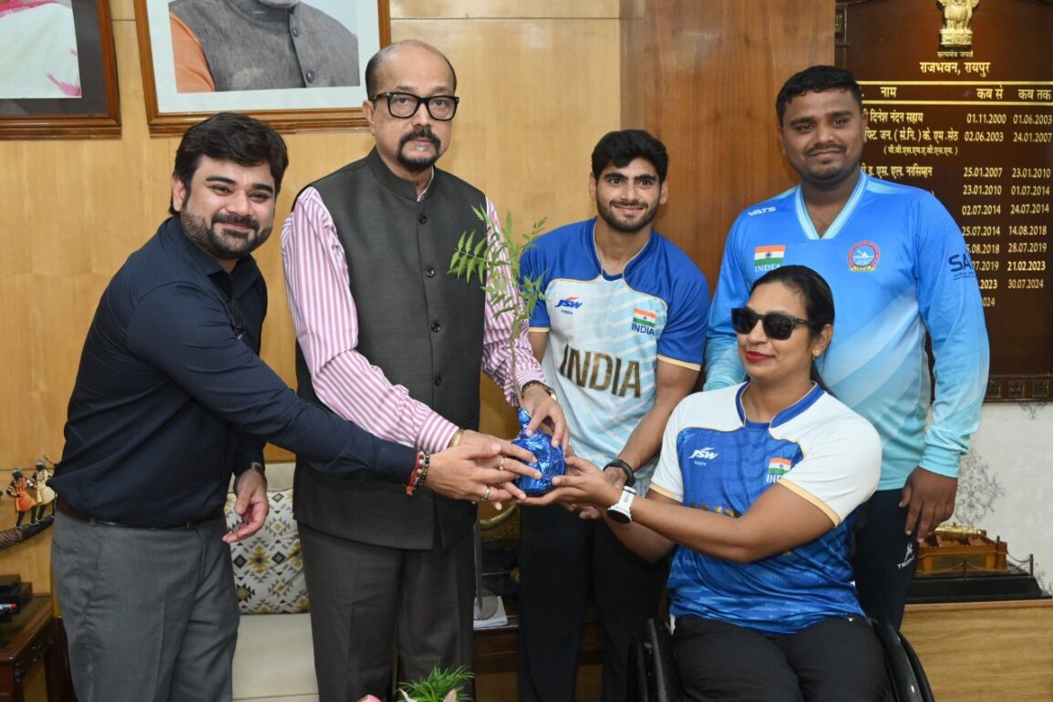 छत्तीसगढ़ के अनिमेष कुजूर ने रचा नया इतिहास, 100 मीटर दौड़ में बनाया नया राष्ट्रीय रिकॉर्ड; राज्यपाल से पैरा डोंगी एथलीट ने की भेंट