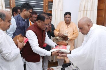 मुख्यमंत्री विष्णु देव साय गुरु पूर्णिमा के अवसर पर रायगढ़ जिले के ग्राम बनोरा स्थित अघोर गुरुपीठ में गुरु दर्शन के लिए पहुंचे