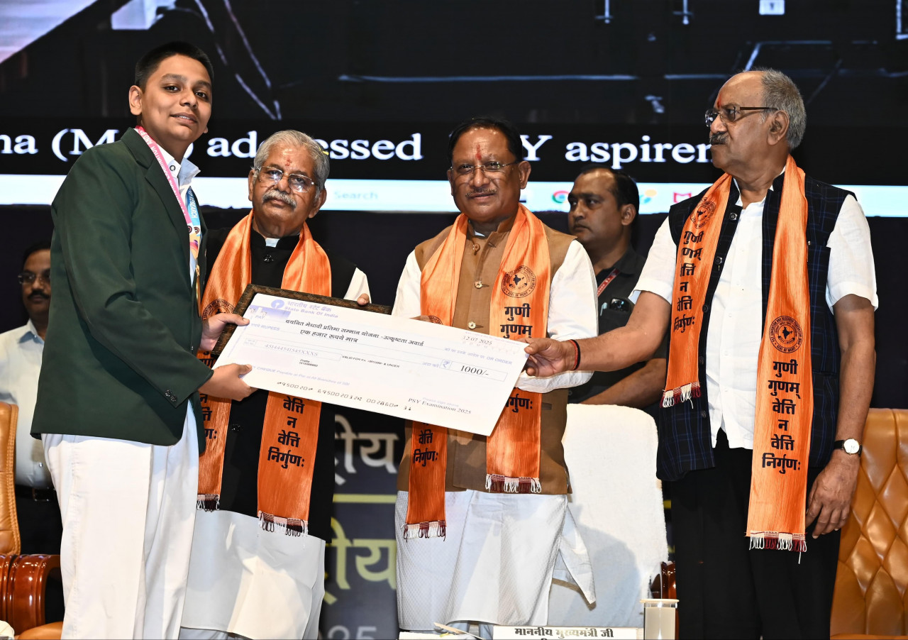 मुख्यमंत्री ने पीएसवाय उत्कृष्टता सम्मान समारोह में प्रतिभावान छात्र-छात्राओं को किया सम्मानित 3 जीवन में सफलता के लिए शिक्षा है मजबूत आधार: मुख्यमंत्री श्री साय