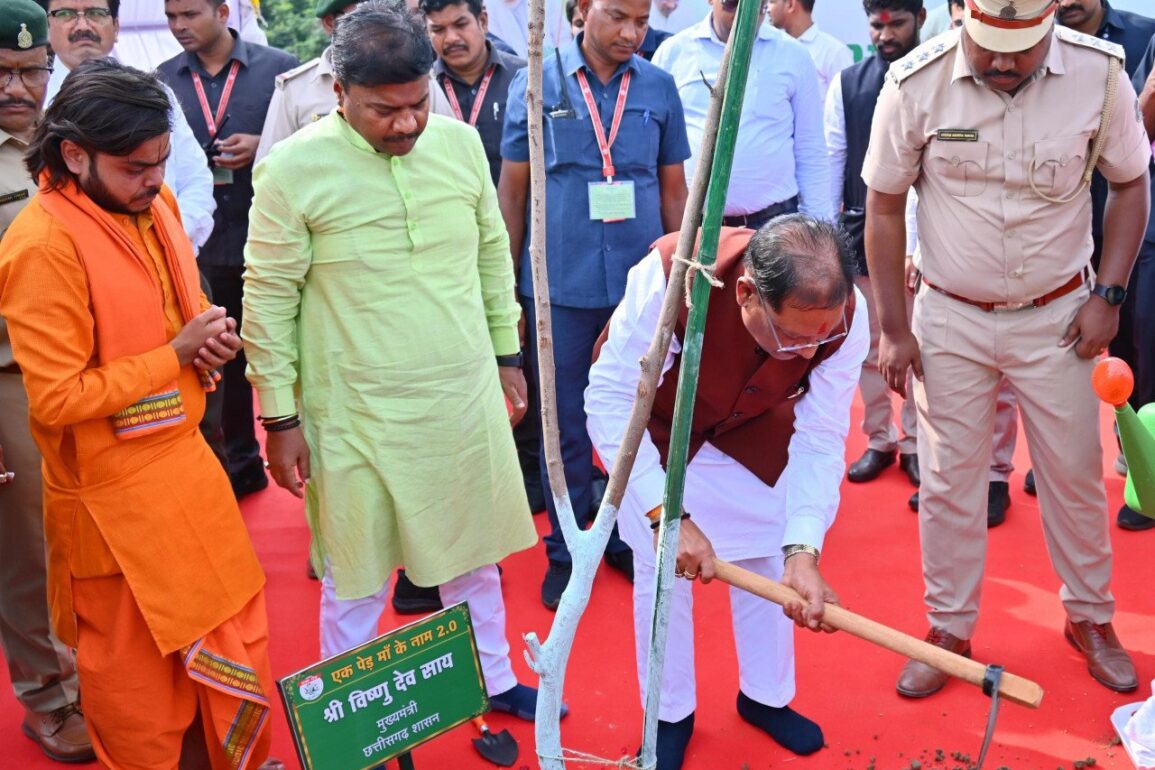 मुख्यमंत्री विष्णु देव साय ने नवीन विधानसभा परिसर में किया पौधरोपण