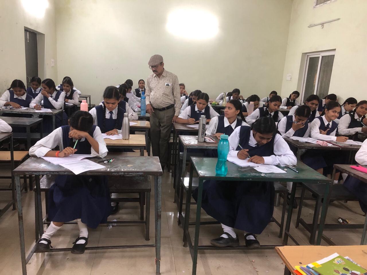 मिशन उत्कर्ष 2025 के अंतर्गत वीकली टेस्ट और मोबाइल ऐप के ज़रिए छात्रों का मूल्यांकन शुरू, उत्कृष्ट विद्यार्थियों को मिलेगा विशेष सम्मान 2 रायपुर में वीकली टेस्ट और मोबाइल ऐप के ज़रिए छात्रों का मूल्यांकन शुरू