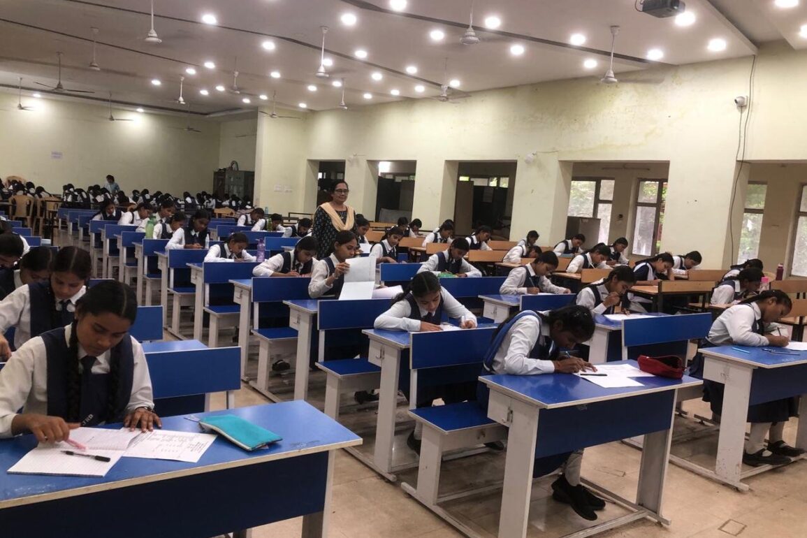 मिशन उत्कर्ष 2025 के अंतर्गत वीकली टेस्ट और मोबाइल ऐप के ज़रिए छात्रों का मूल्यांकन शुरू, उत्कृष्ट विद्यार्थियों को मिलेगा विशेष सम्मान