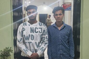 वायरल वीडियो में दो युवक और एक महिला बेच रहे थे अवैध शराब, पुलिस ने पकड़ा तीनों को रंगेहाथ