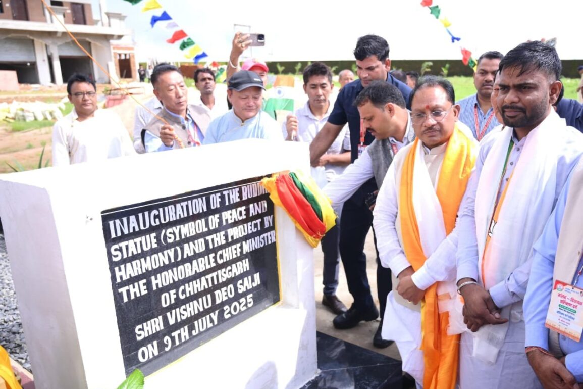 मुख्यमंत्री विष्णु देव साय ने मैनपाट में भगवान बुद्ध की प्रतिमा का किया अनावरण, 30 लाख रुपए के विकास कार्यों की घोषणा, सीसी रोड और मंदिर शेड निर्माण को दी मंजूरी