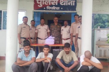 पुलिस की बड़ी कामयाबी: बाइक और मोबाइल के साथ पांच गांजा तस्कर गिरफ्तार