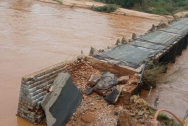 दंतेवाड़ा में बाढ़ का कहर: 100 मीटर लंबा पुल बहा, बिजली-पानी ठप, सैकड़ों लोग बेघर