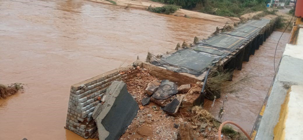 दंतेवाड़ा में बाढ़ का कहर: 100 मीटर लंबा पुल बहा, बिजली-पानी ठप, सैकड़ों लोग बेघर