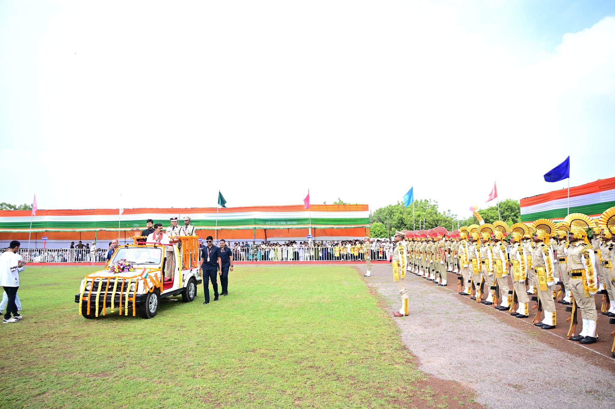स्वतंत्रता दिवस 2025: उपमुख्यमंत्री विजय शर्मा ने दुर्ग में ध्वजारोहण कर परेड की सलामी ली