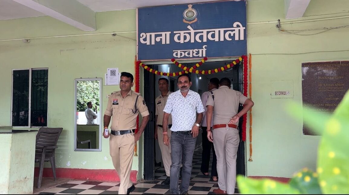 कवर्धा: पत्रकारों के विरोध प्रदर्शन के बाद पुलिस की कार्रवाई, फैक्ट्री संचालक संदीप गुप्ता गिरफ्तार