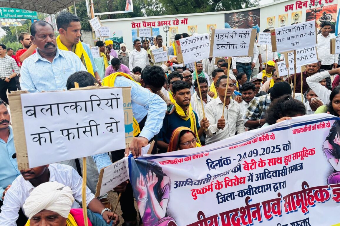 आदिवासी समाज ने सामूहिक दुष्कर्म के आरोपियों की गिरफ्तारी की मांग को लेकर किया प्रदर्शन