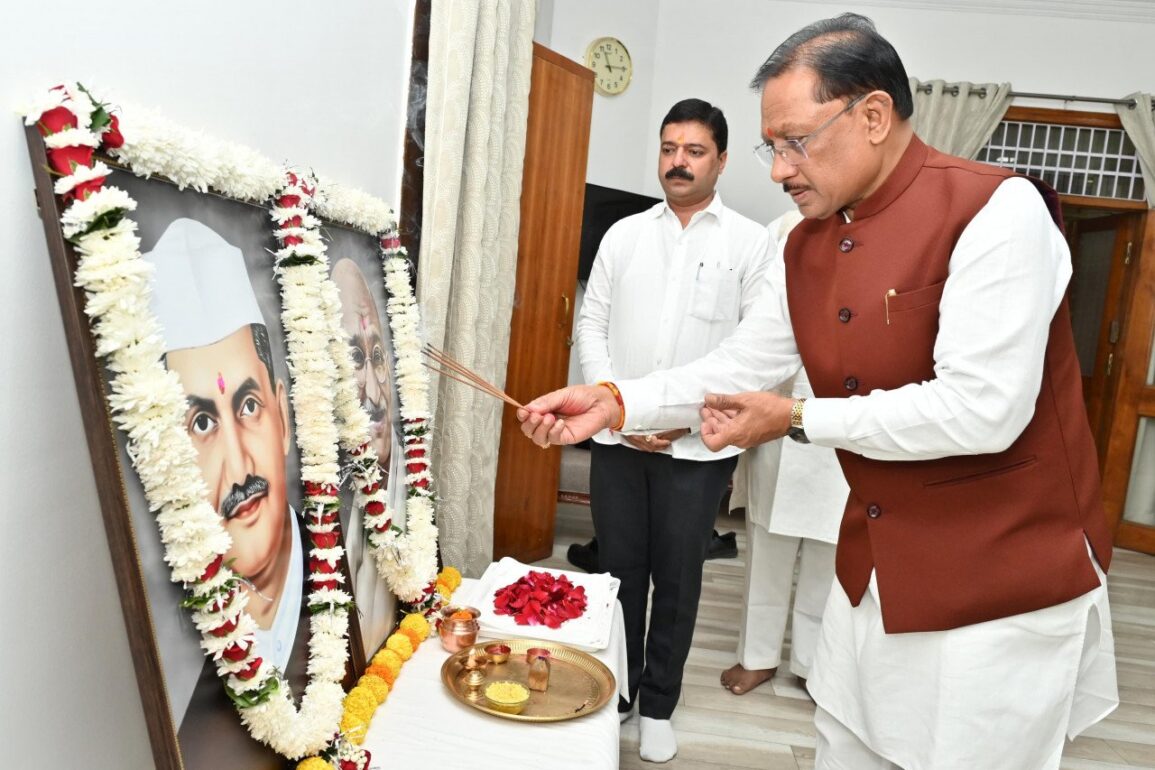 मुख्यमंत्री विष्णु देव साय ने राष्ट्रपिता महात्मा गांधी और पूर्व प्रधानमंत्री लाल बहादुर शास्त्री को उनकी जयंती पर किया नमन
