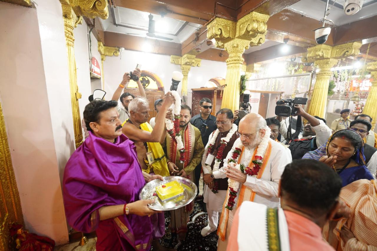 केंद्रीय गृह मंत्री श्री अमित शाह और मुख्यमंत्री श्री विष्णुदेव साय ने मां दंतेश्वरी की पूजा-अर्चना कर देश-प्रदेश की