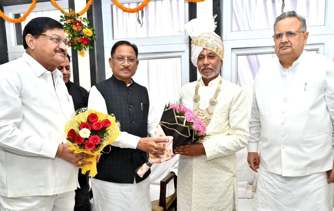 मुख्यमंत्री विष्णु देव साय गुरु खुशवंत साहेब के गृहप्रवेश कार्यक्रम में हुए शामिल, धर्मगुरु गुरु बालदास साहेब को दी जन्मदिन की शुभकामनाएं