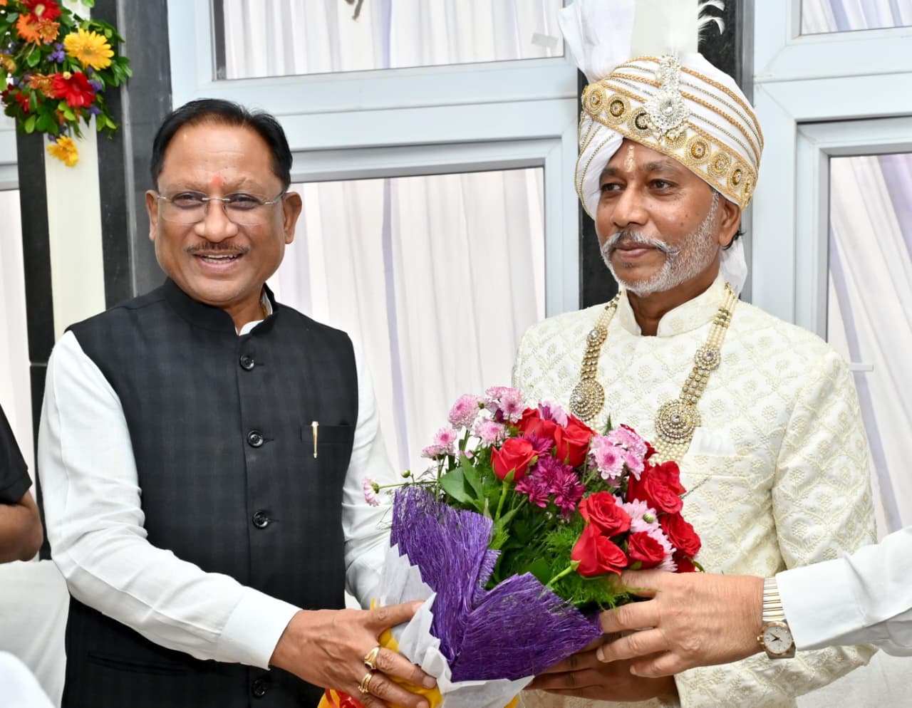 मुख्यमंत्री विष्णु देव साय गुरु खुशवंत साहेब के गृहप्रवेश कार्यक्रम में हुए शामिल, धर्मगुरु गुरु बालदास साहेब को दी जन्मदिन की शुभकामनाएं