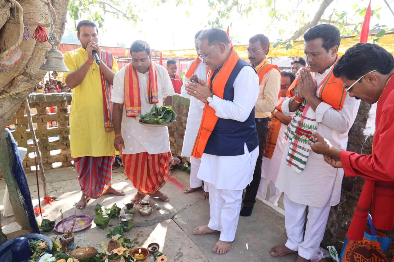 मुख्यमंत्री विष्णु देव साय लैलूंगा के भुईयांपानी में दीप महोत्सव कार्यक्रम में हुए शामिल
