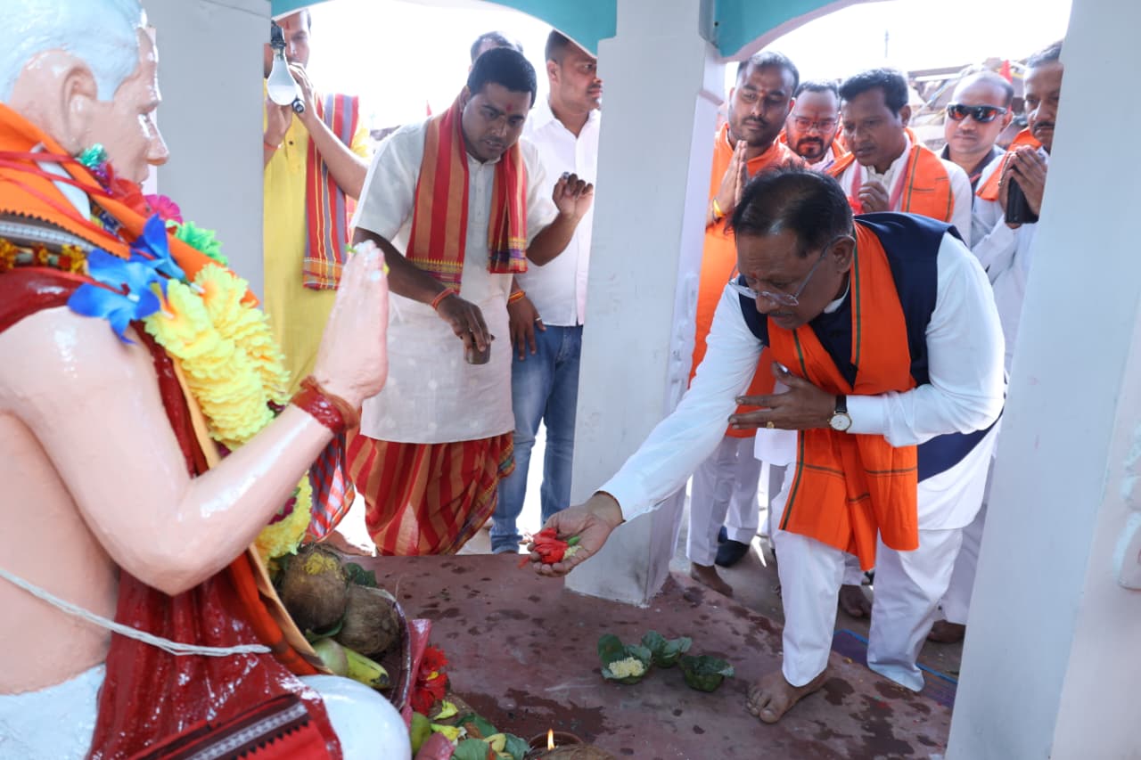मुख्यमंत्री विष्णु देव साय लैलूंगा के भुईयांपानी में दीप महोत्सव कार्यक्रम में हुए शामिल