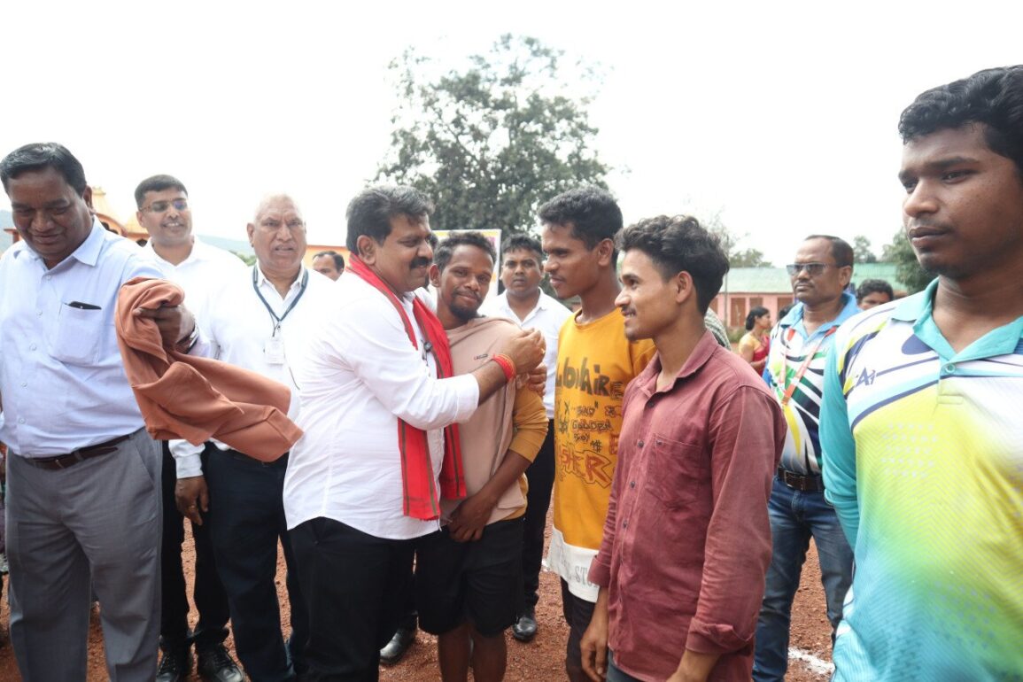 उपमुख्यमंत्री विजय शर्मा ने सुदूर वनांचल ग्राम कच्चापाल में बस्तर ओलंपिक 2025 का किया शुभारंभ