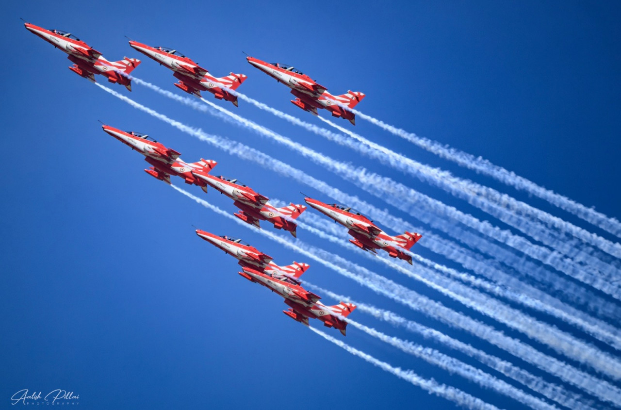  छत्तीसगढ़ के आसमान पर बिखरेगी तिरंगे की झटा नया रायपुर में सूर्य किरण का रोमांचक एयर शो 5 नवंबर को फाइटर प्लेन मनूवर करते हुए बनाएंगे हार्ट, डायमंड, लूप, ग्रोवर, डान जैसी कई फार्मेशन नौ फाईटर प्लेन आधे घंटे तक आसमान में दिखाएंगे करतब रायपुर, 03 नवम्बर 2025/ भारतीय वायुसेना की एरोबेटिक सूर्य किरण टीम का छत्तीसगढ़ के आसमान में रोमांचक प्रदर्शन 5 नवंबर को होगा। यह प्रदर्शन नवा रायपुर के सेंध जलाशय के उपर आसमान में होगा। छत्तीसगढ़ स्थापना की 25 वीं वर्षगांठ पर सूर्य किरण टीम के हैरतअंगेज हवाई करतब के लिए सूर्य किरण की टीम रायपुर पहंुच चुकी है। रोमांच से भरे इस प्रदर्शन में सूर्य किरण टीम के 9 फाइटर प्लेन शामिल होंगे। सूर्य किरण टीम के लीडर अजय दशरथी और अन्य सदस्यों ने सूर्य किरण टीम के प्रदर्शन को लेकर स्थानीय न्यू सर्किट हाउस में आयोजित पत्रकार वार्ता में बताया कि भारतीय वायु सेना में भर्ती के लिए युवाओं को आकर्षित करने और युवाओं में देशभक्ति का जज्बा जगाने के लिए यह प्रदर्शन किया जा रहा है। यह प्रदर्शन छत्तीसगढ़ वासियों के लिए एक यादगार पल होगा। इस प्रदर्शन में छत्तीसगढ़ के फाइटर पायलेट श्री गौरव पटेल भी भाग लेंगे। सूर्य किरण टीम के 140 सदस्य रायपुर पहुंच चुके हैं। इस टीम में 12 फायटर पायलेट, 3 इंजीनियर और ग्राउड स्टाफ हैं। प्रदर्शन के दौरान वायु सेना द्वारा कामेंट्री भी की जाएगी। सूर्य किरण टीम के प्रदर्शन में फाइटर पाइलट के शौर्य, अनुशासन और कार्यकुशलता का अनुभव दर्शकों के लिए रोमांचक और यादगार पल होगा। सूर्य किरण टीम 4 नवंबर को रिहर्सल करेगी और 5 नंवबर को सुबह 10 बजे से 12 के बीच फाइनल शो होगा। इस प्रदर्शन में फाइटर प्लेन मनूवर करते हुए हार्ट, डायमंड, लूप, ग्रोवर, डान आदि फार्मेशन आकाश में दिखाई देगा। इसके साथ ही फाइटर प्लेन आर्कषक तिरंगा लहराते हुए आसमान में दिखेगें। सूर्य किरण का एयर शो लगभग 30 से 35 मिनट तक चलेगा। सूर्य किरण के फाइटर प्लेन तेजी से मनूवर करते हुए 100 फीट से 10 हजार फीट तक की ऊंचाई पर उड़ान भरते हैं, इस शो को इस तरह से डिजाईन किया गया है कि 10 से 15 किमी के मध्य लोगों को स्पष्ट रूप से दिखाई दे और भारतीय सेना के शौर्य गाथा को महसूस कर सके। सूर्य किरण टीम में हिदुस्तान एरोनाटिल लिमिटेड द्वारा निर्मित हाक मार्क 123 विमान शामिल है। इस फाइटर प्लेन का उपयोग फाइटर पायलेट प्रशिक्षण के दौरान भी करते हैं। रायपुर में सूर्यकिरण टीम का प्रदर्शन 15 वर्ष पूर्व किया गया था, जिसमें सूर्य किरण मार्क-2 फाइटर प्लेन ने हिस्सा लिया था। सूर्य किरण टीम के सदस्यों ने बताया कि इस आयोजन का उद्देश्य केवल इंटरटेनमेंट करना ही नहीं है, बल्कि देश और प्रदेश के युवाओं को सशस्त्र बलों में शामिल होने के लिए प्रोत्साहित करना भी है। सूर्य किरण की टीम अब तक देश-विदेश में 700 एयर शो कर चुके हैं। हाल में ही टीम ने थाइलेंड में प्रदर्शन किया था। फाइटर पायलटों ने बताया कि 8 माह के कठिन प्रशिक्षण के बाद एयर शो के लिए सक्षम हो पाते हैं। शो में जोखिम भी है, लेकिन टीम के बेहतर कॉर्डिनेशन और अटूट विश्वास के चलते एयर शो का प्रदर्शन होता है। पत्रकार वार्ता में सूर्य किरण टीम के सदस्य ग्रुप कैप्टन श्री सिद्धेश कार्तिक, स्क्वाड्रन लीडर श्री जसदीप सिंह, श्री राहुल सिंह, श्री गौरव पटेल, श्री संजेश सिंह और फ्लाइट लेफ्टिनेंट सुश्री कंवल संधू शामिल थे। क्रमांकः 5361/नसीम/केशरवानी/ओम