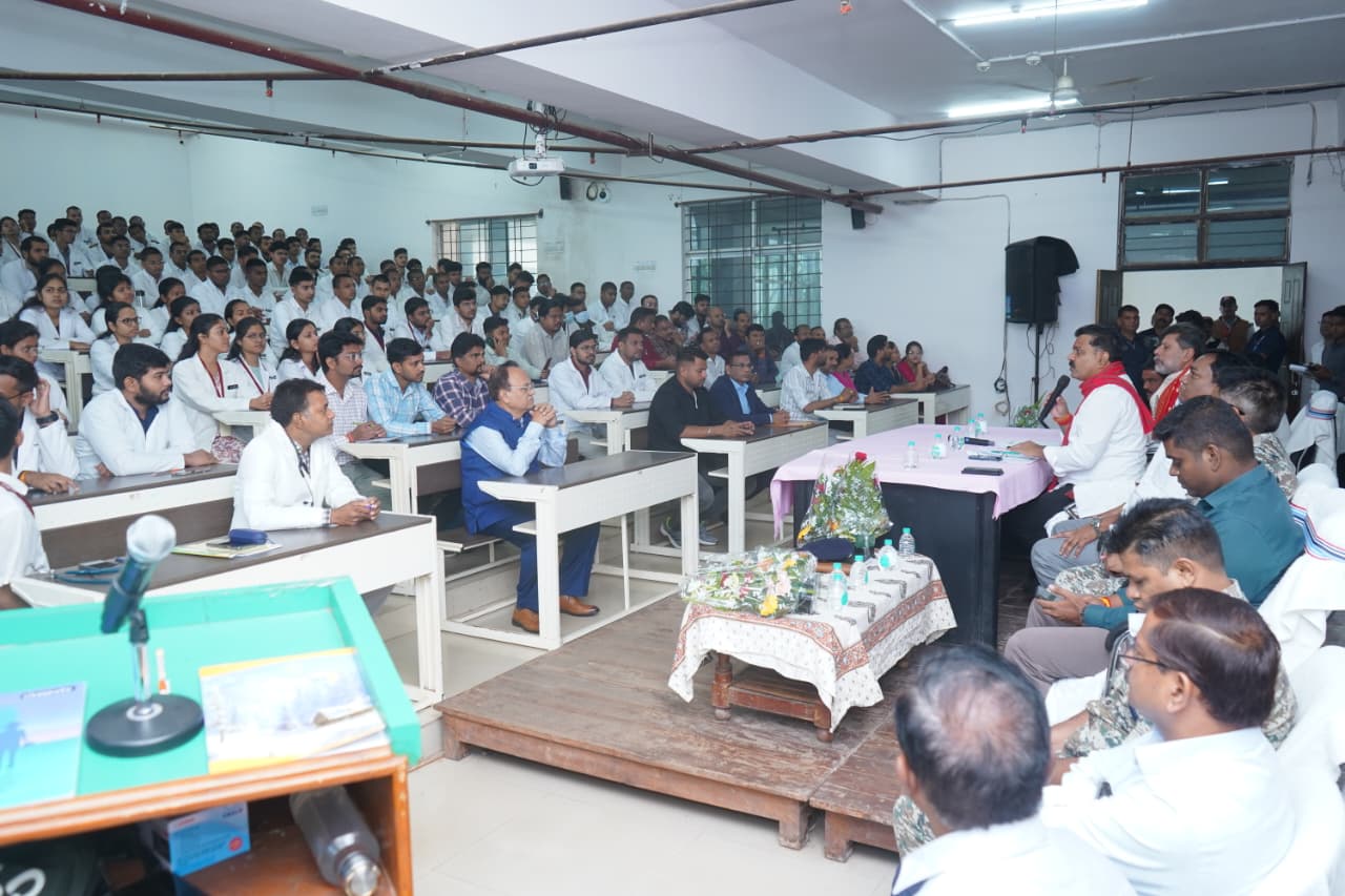 बस्तर संभाग के संवेदनशील ग्रामों में बेहतर स्वास्थ्य सेवाओं के संबंध में उपमुख्यमंत्री विजय शर्मा ने की चिकित्सकों से चर्चा