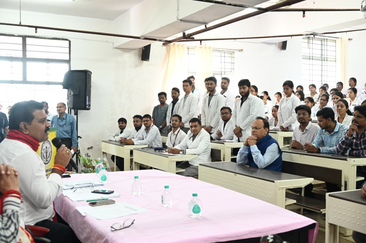 बस्तर संभाग के संवेदनशील ग्रामों में बेहतर स्वास्थ्य सेवाओं के संबंध में उपमुख्यमंत्री विजय शर्मा ने की चिकित्सकों से चर्चा