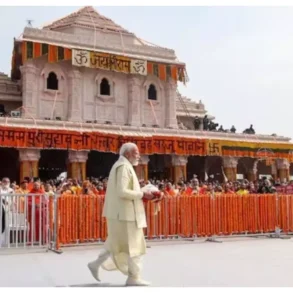 प्रधानमंत्री नरेंद्र मोदी अयोध्या पहुंचे: सप्त ऋषियों के किए दर्शन, 161 फीट ऊँचे शिखर पर पहली बार फहराएंगे धर्मध्वजा — देखें Live वीडियो