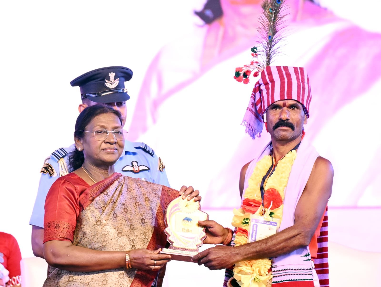 राष्ट्रपति द्रौपदी मुर्मु ने अंबिकापुर में ‘जनजातीय गौरव दिवस’ समारोह में की शिरकत, जनजातीय नायकों के परिजनों को किया सम्मान