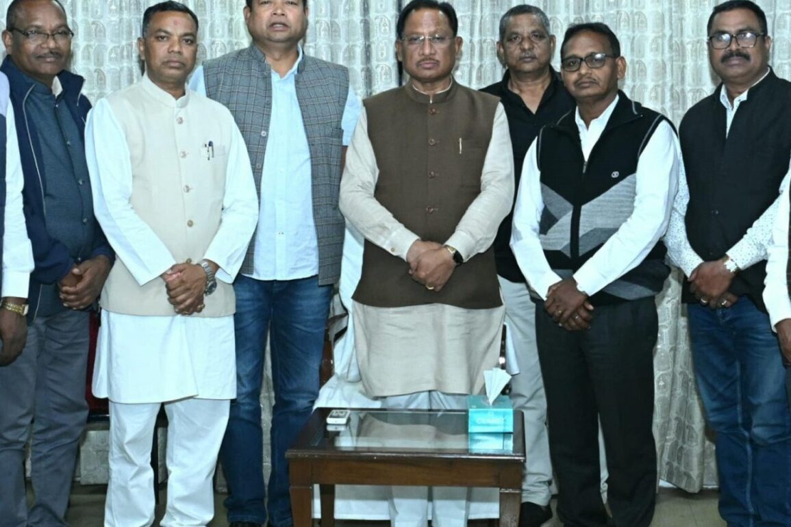 मुख्यमंत्री विष्णु देव साय से हल्बा-हल्बी समाज के प्रतिनिधिमण्डल ने की सौजन्य मुलाकात; शक्ति दिवस एवं अमर क्रांतिकारी शहीद गेंद सिंह जी के 201वीं शहादत दिवस समारोह के लिए दिया आमंत्रण