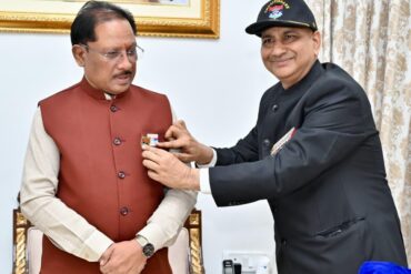 सशस्त्र सेना झंडा दिवस पर मुख्यमंत्री विष्णु देव साय ने सैनिकों एवं शहीद परिवारों के कल्याण हेतु किया अंशदान