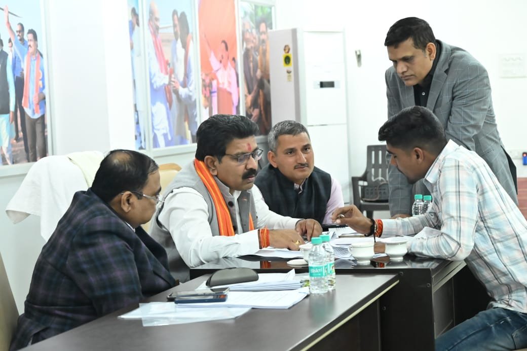 आरक्षक भर्ती प्रक्रिया : अभ्यर्थियों की समस्याओं पर सीधे उपमुख्यमंत्री विजय शर्मा ने किया संवाद; अभ्यर्थियों की समस्याओं का किया समाधान