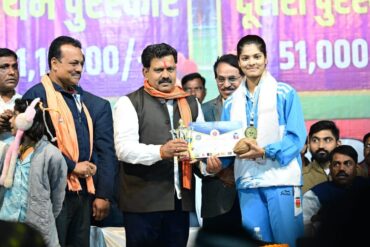 उपमुख्यमंत्री विजय शर्मा ने साउथ एशियन बॉल बैडमिंटन चैंपियनशिप में स्वर्ण पदक जीतने वाली कवर्धा की बेटी रिया तिवारी का किया सम्मान