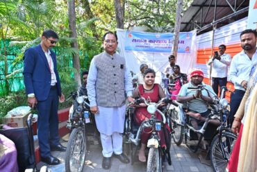 मुख्यमंत्री जनदर्शन में दिव्यांगजनों को मिली राहत, मुख्यमंत्री ने बैटरी चालित ट्राइसिकल किया प्रदान