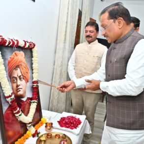 स्वामी विवेकानंद जयंती पर मुख्यमंत्री विष्णु देव साय ने किया नमन, युवाओं से राष्ट्र निर्माण में आगे आने का आह्वान