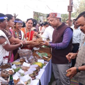 बस्तर पंडुम अंतर्गत बस्तर और बकावंड में लोक संस्कृति के महापर्व में मांदर की थाप पर थिरके कलाकार