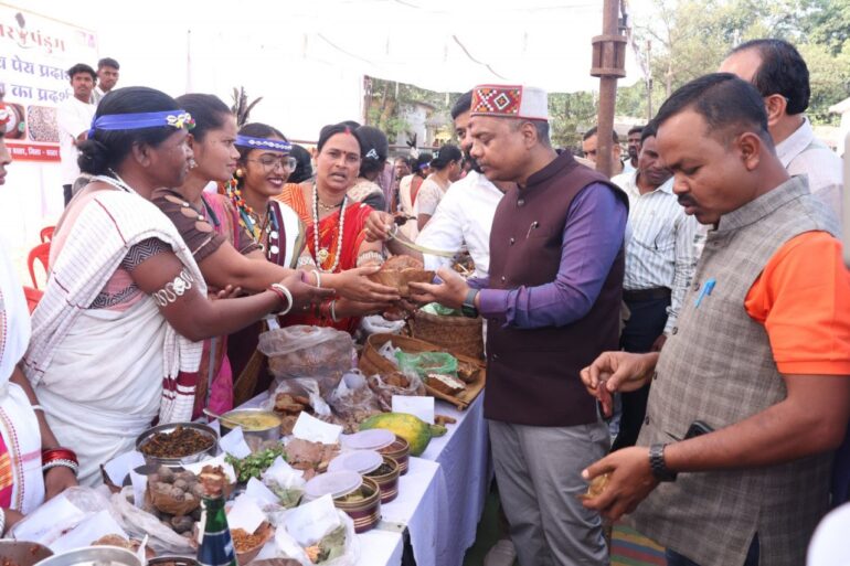 बस्तर पंडुम अंतर्गत बस्तर और बकावंड में लोक संस्कृति के महापर्व में मांदर की थाप पर थिरके कलाकार